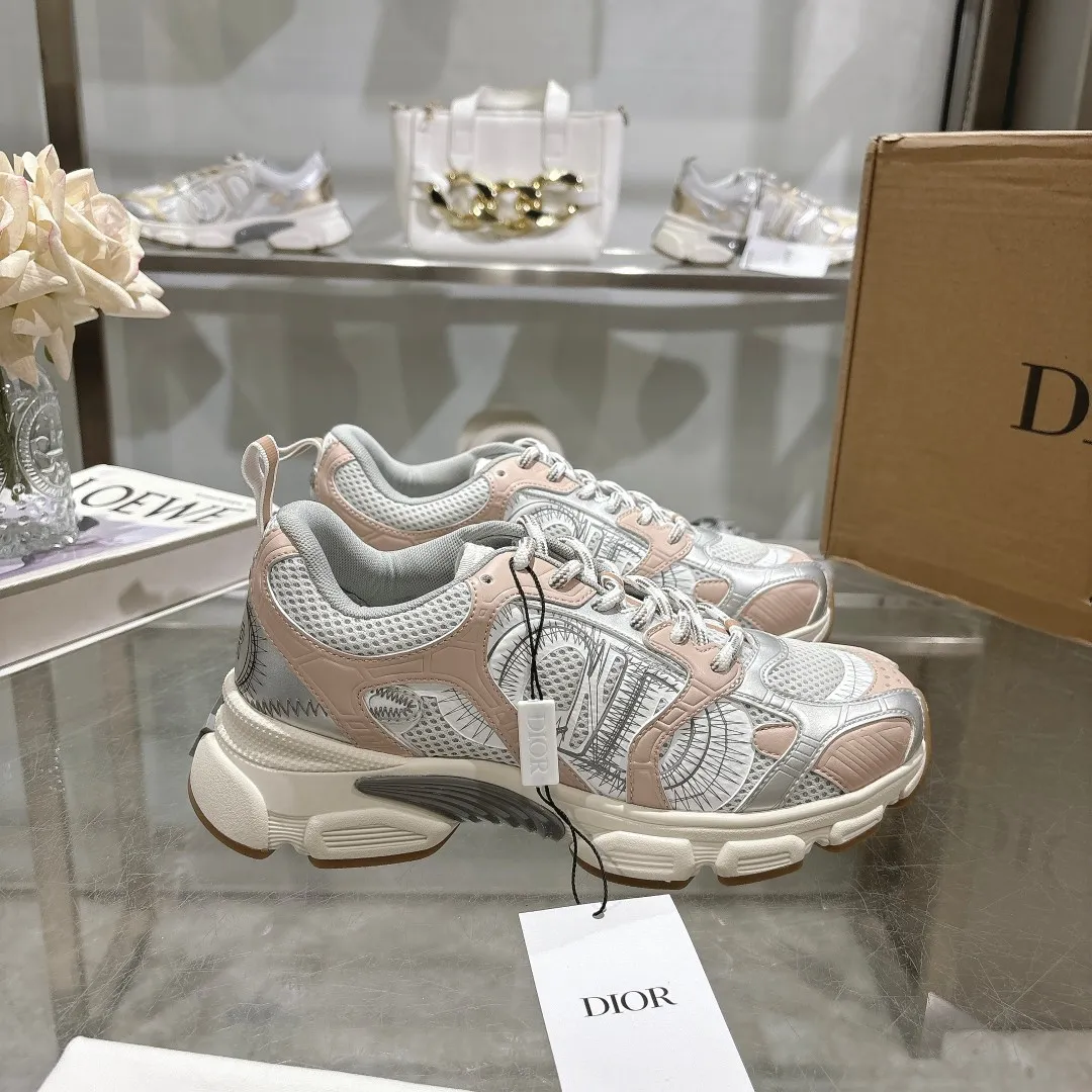 👟👟Ex-factory price 560👟👟 This Dior Chrono sneaker is a new product of the 2024 autumn ready-to-wear series, reinterpreting running shoes with Dior's high-end style. White mesh fabric is paired with nude and silver-toned laminated leather-effect panels, as well as CD logos on the sides, a star patch on the tongue and a Dior logo on the heel. Featuring tri-color laces, a lightweight sole and star embellishments for a casual look all year round. ✅Size: 35-40 ✅Packaging: With counter packaging and Dior outer box